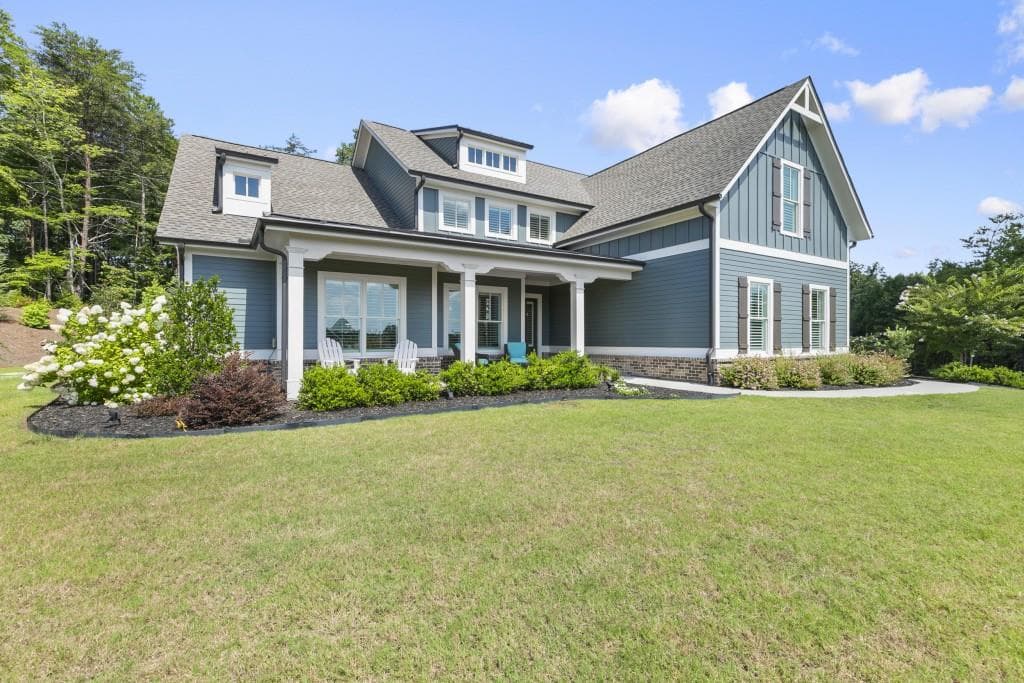 4 bedroom, 4 bathroom, 3,901 sq ft single family residence under contract at 6743 Winding Canyon Road, Flowery Branch, GA 30542 — photo 2