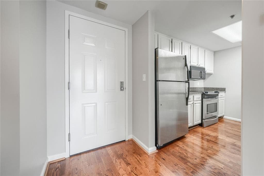 2 bedroom, 2 bathroom, 1,265 sq ft condominium for sale at 3481 Lakeside Drive 2603, Atlanta, GA 30326 — photo 2