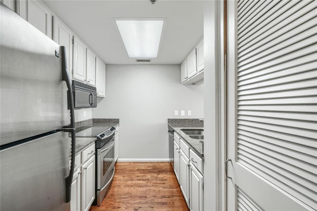 2 bedroom, 2 bathroom, 1,265 sq ft condominium for sale at 3481 Lakeside Drive 2603, Atlanta, GA 30326 — photo 3