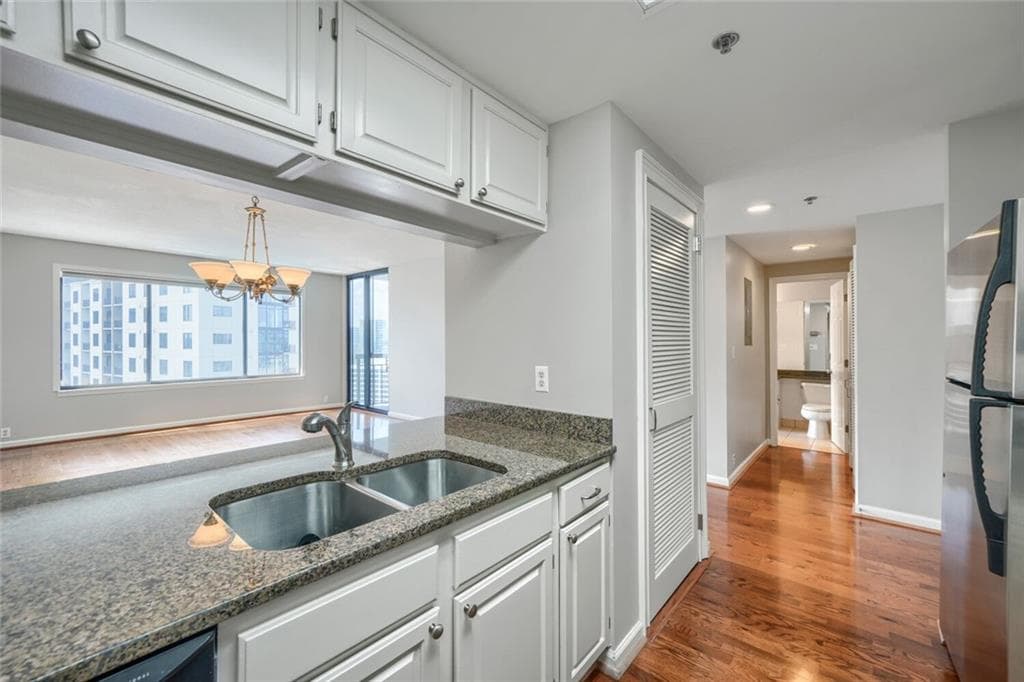 2 bedroom, 2 bathroom, 1,265 sq ft condominium for sale at 3481 Lakeside Drive 2603, Atlanta, GA 30326 — photo 4