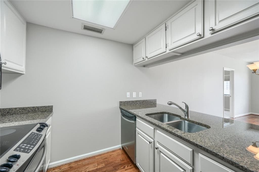 2 bedroom, 2 bathroom, 1,265 sq ft condominium for sale at 3481 Lakeside Drive 2603, Atlanta, GA 30326 — photo 5