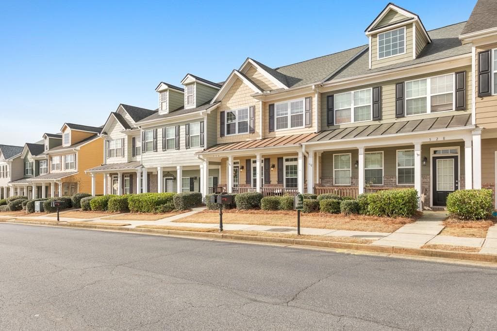 3 bedroom, 3 bathroom, 1,544 sq ft townhouse under contract at 530 Georgia Way, Woodstock, GA 30188 — photo 2