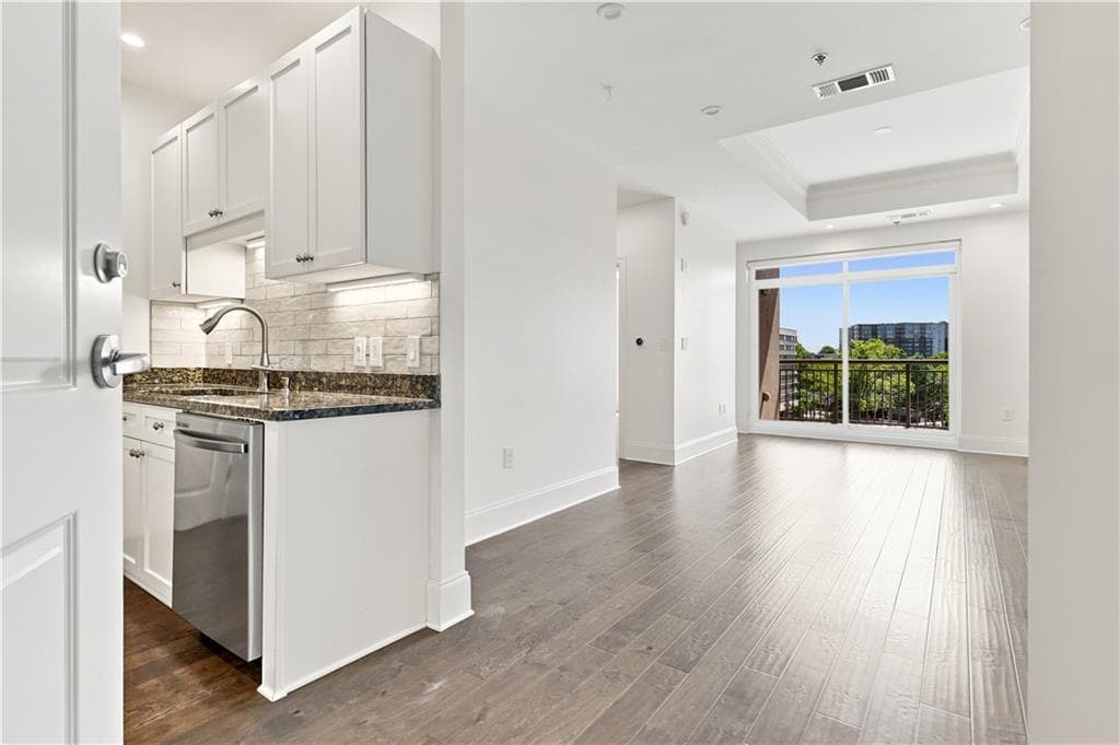 1 bedroom, 1 bathroom, 869 sq ft condominium for sale at 325 E Paces Ferry Road 704, Atlanta, GA 30305 — photo 4
