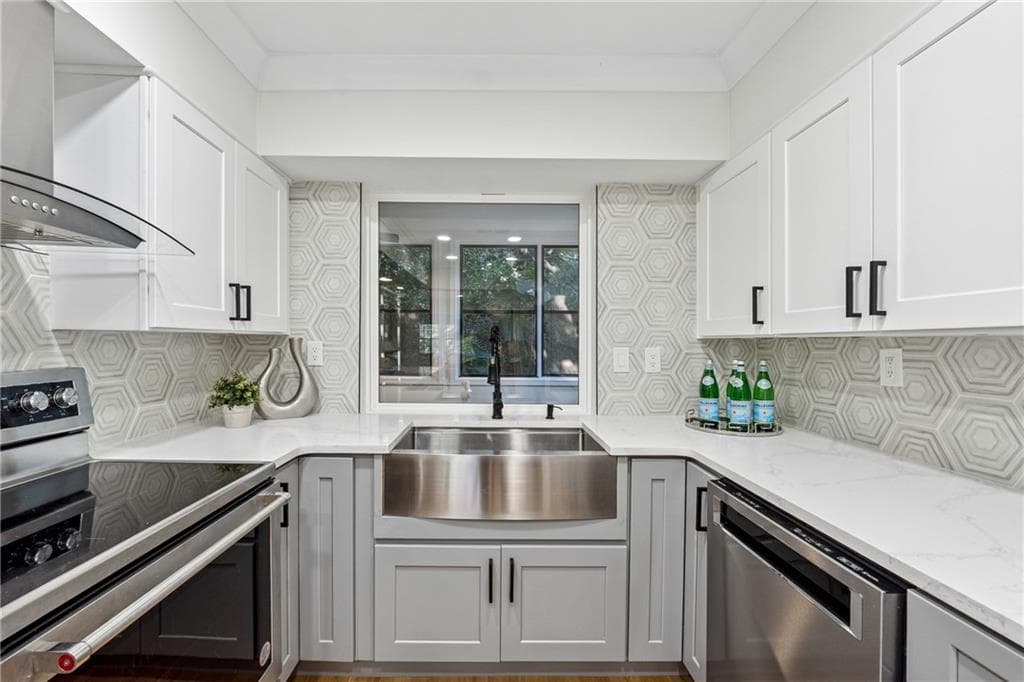 3 bedroom, 2 bathroom, 1,750 sq ft condominium under contract at 106 La Rue Place, Atlanta, GA 30327 — photo 2