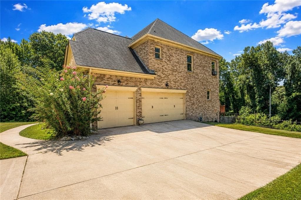 5 bedroom, 6 bathroom, 4,228 sq ft single family residence under contract at 209 Kingscastle Drive, Ellenwood, GA 30294 — photo 3