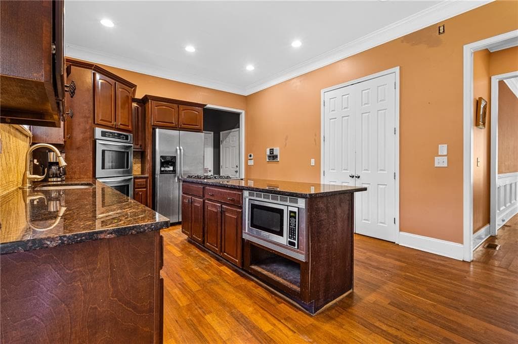 5 bedroom, 6 bathroom, 4,228 sq ft single family residence under contract at 209 Kingscastle Drive, Ellenwood, GA 30294 — photo 10