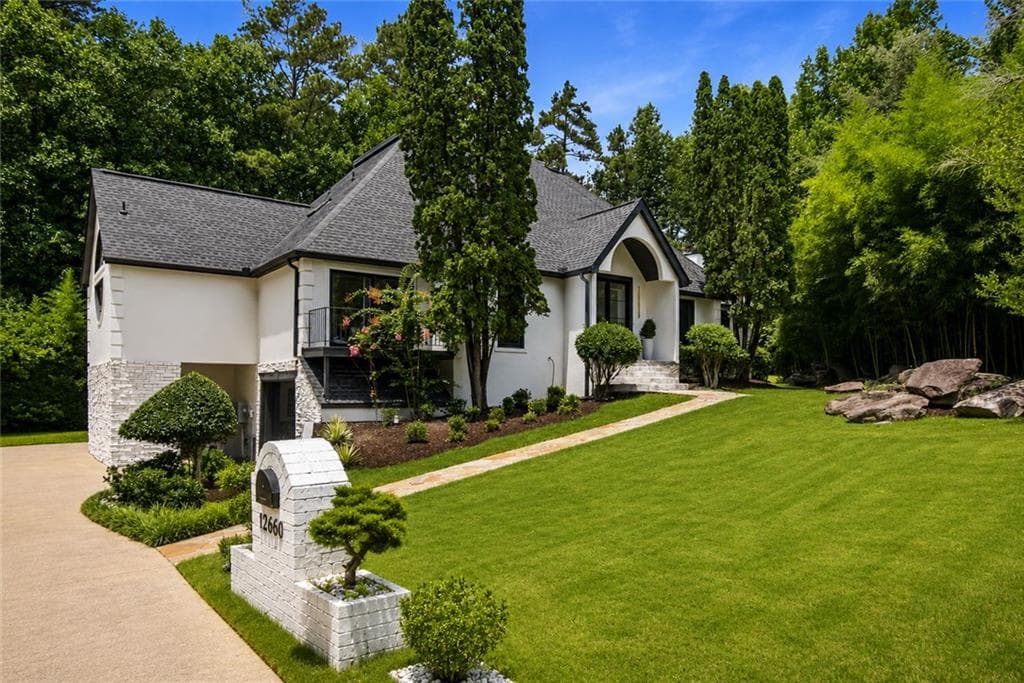 7 bedroom, 6 bathroom, 7,597 sq ft single family residence for sale at 11260 Houze Road, Roswell, GA 30076 — photo 2