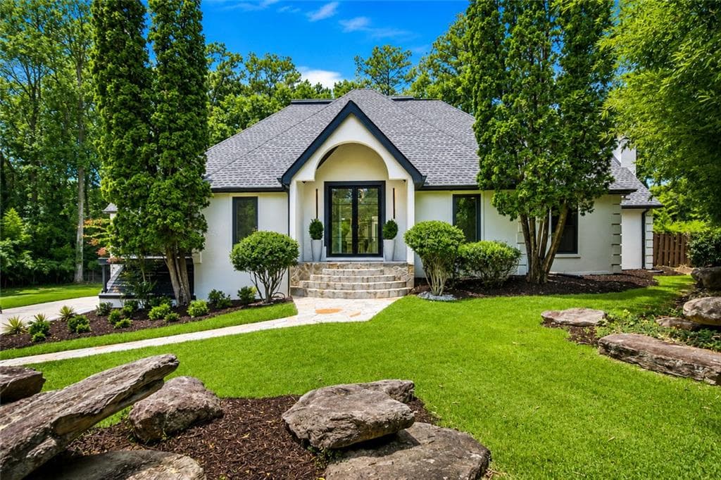 7 bedroom, 6 bathroom, 7,597 sq ft single family residence for sale at 11260 Houze Road, Roswell, GA 30076 — photo 3