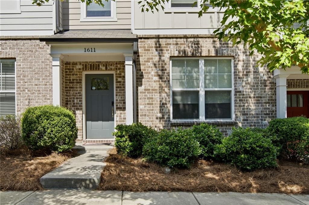 3 bedroom, 4 bathroom, 1,992 sq ft townhouse for sale at 1611 Falcon Crest Way, Decatur, GA 30032 — photo 1 of 35