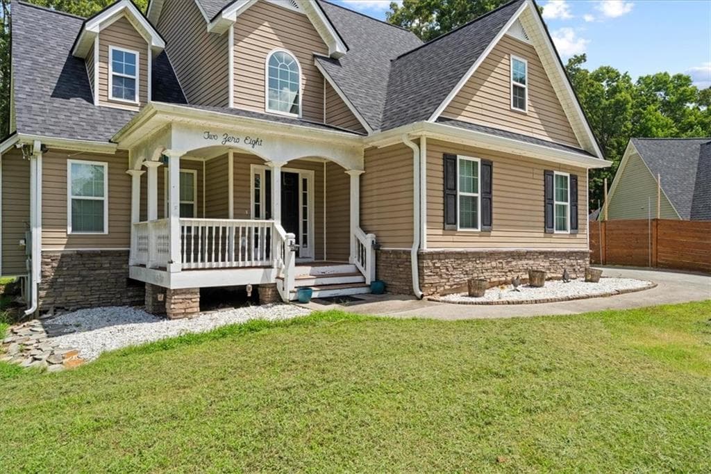 4 bedroom, 3 bathroom, 1,757 sq ft single family residence under contract at 208 Levi Street, Calhoun, GA 30701 — photo 2