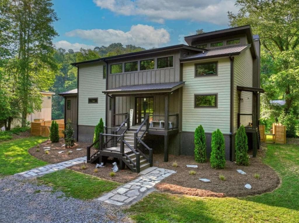 3 bedroom, 5 bathroom, 3,039 sq ft single family residence for sale at 60 Hiles Hatch Lane, Blue Ridge, GA 30513