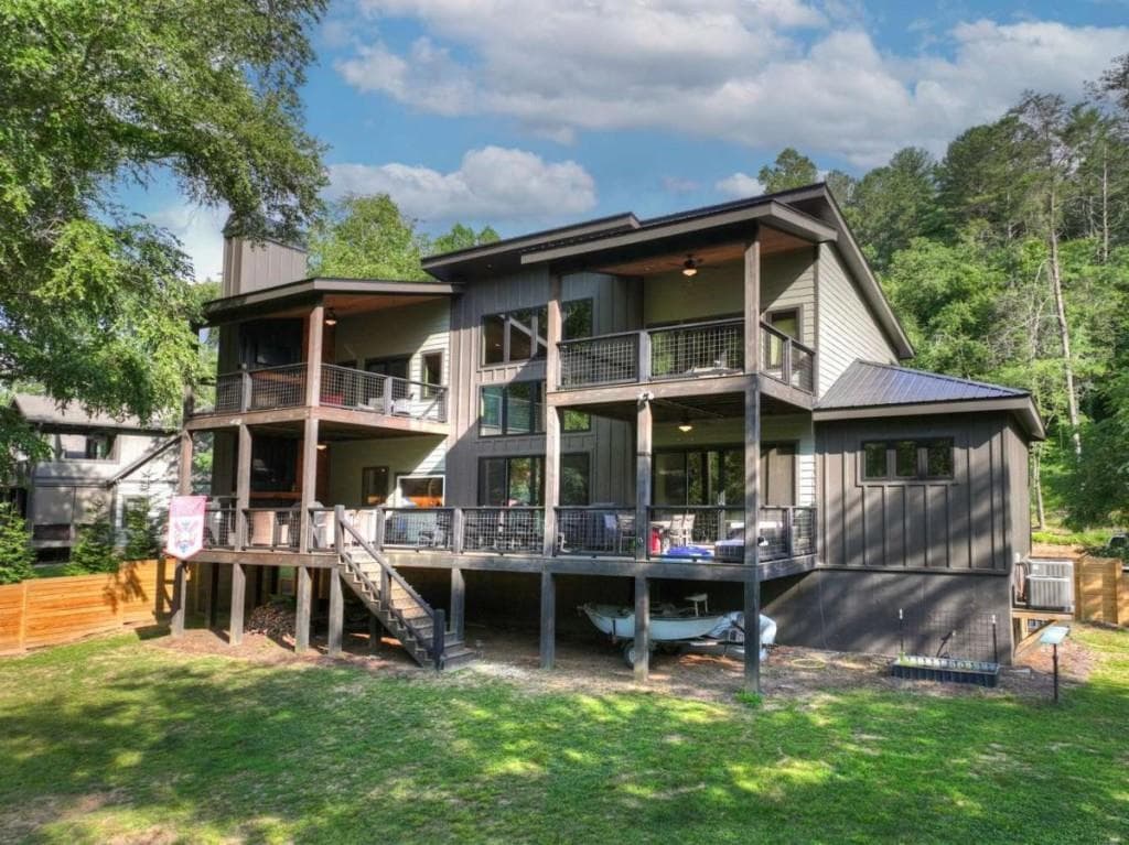 3 bedroom, 5 bathroom, 3,039 sq ft single family residence for sale at 60 Hiles Hatch Lane, Blue Ridge, GA 30513 — photo 2