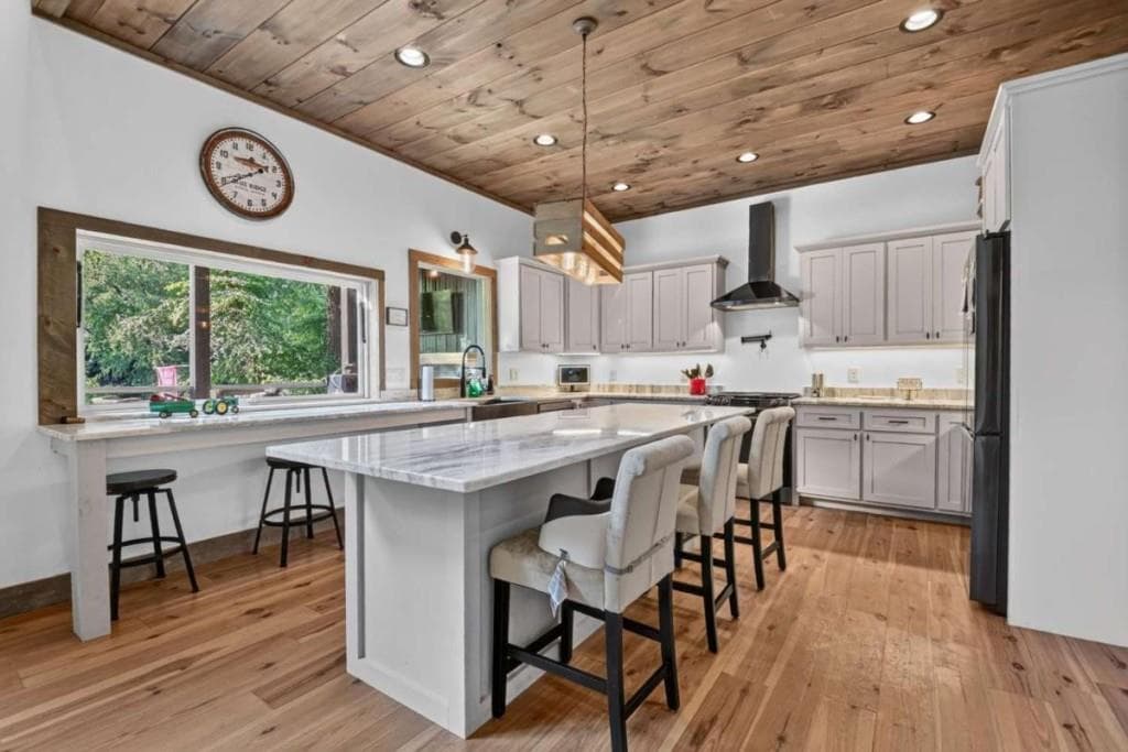 3 bedroom, 5 bathroom, 3,039 sq ft single family residence for sale at 60 Hiles Hatch Lane, Blue Ridge, GA 30513 — photo 7