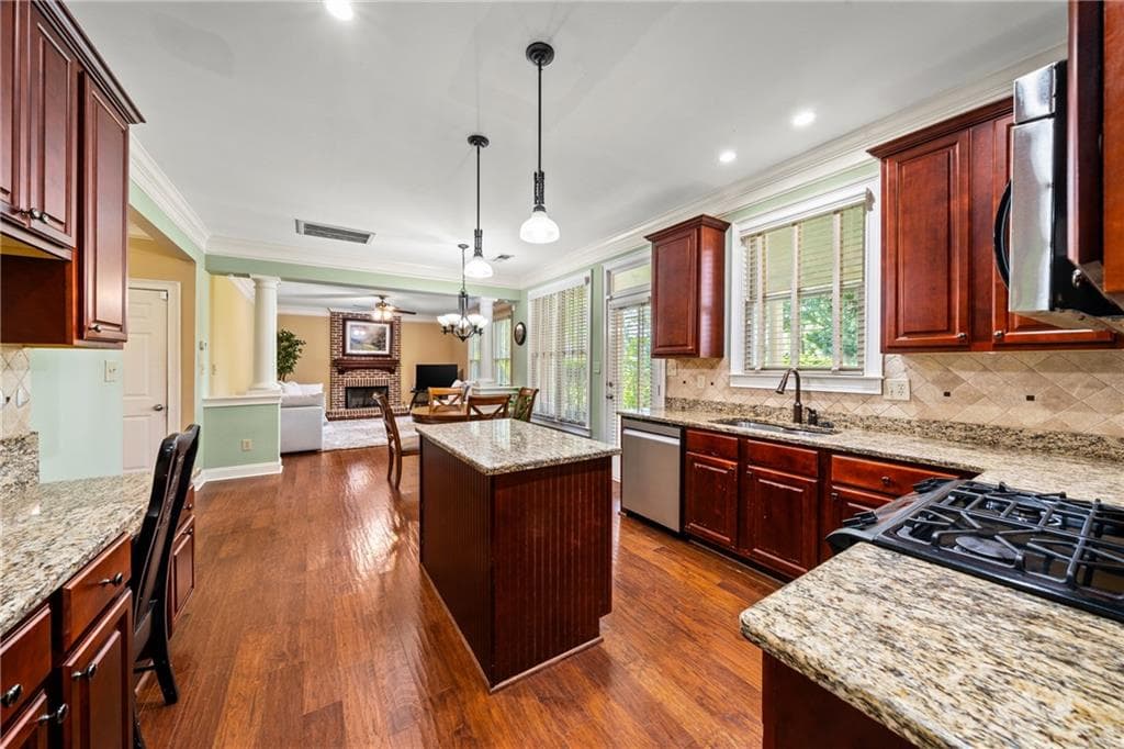 4 bedroom, 3 bathroom, 2,736 sq ft single family residence for sale at 4095 Hill House Road, Smyrna, GA 30082 — photo 9