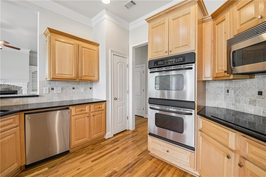 4 bedroom, 4 bathroom, 2,807 sq ft single family residence for sale at 1040 E Magnolia Loop, Madison, GA 30650 — photo 2