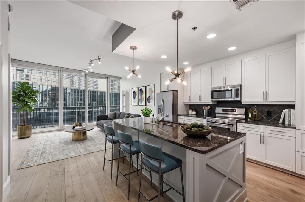2 bedroom, 2 bathroom, 1,213 sq ft condominium under contract at 1080 Peachtree Street 904, Atlanta, GA 30309 — photo 4