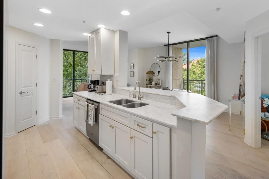 2 bedroom, 2 bathroom, 1,233 sq ft condominium for sale at 3040 Peachtree Road 211, Atlanta, GA 30305 — photo 4