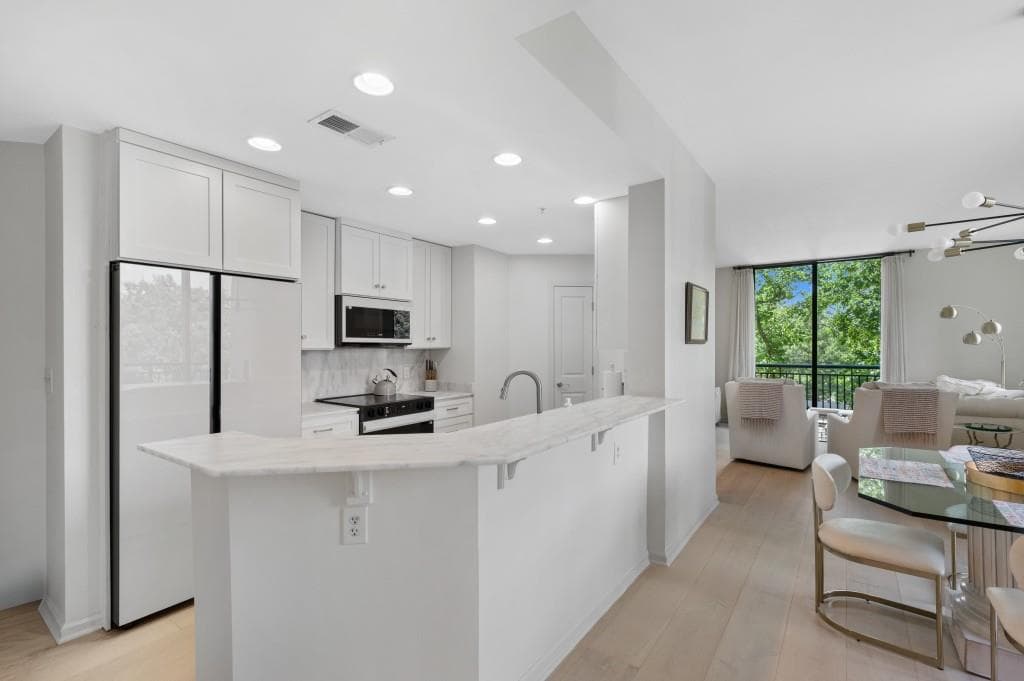 2 bedroom, 2 bathroom, 1,233 sq ft condominium for sale at 3040 Peachtree Road 211, Atlanta, GA 30305