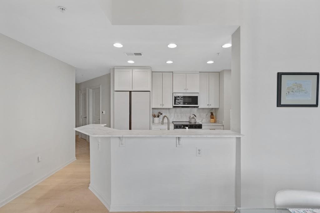 2 bedroom, 2 bathroom, 1,233 sq ft condominium for sale at 3040 Peachtree Road 211, Atlanta, GA 30305 — photo 6