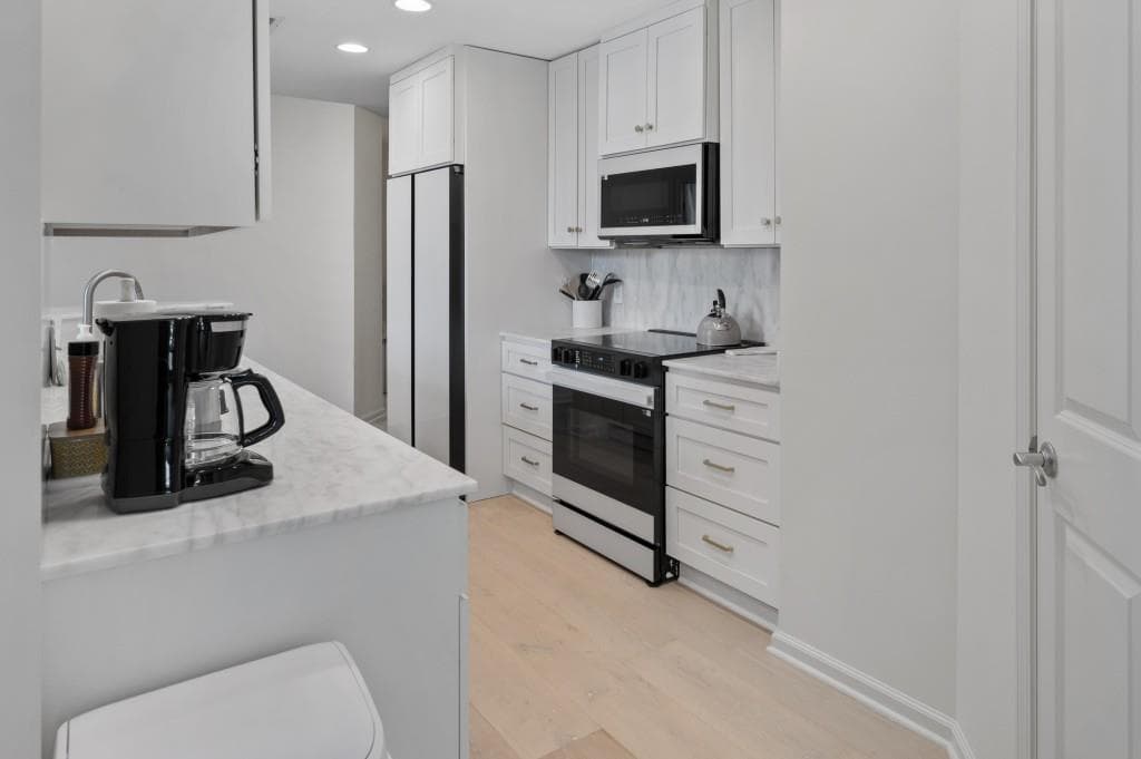 2 bedroom, 2 bathroom, 1,233 sq ft condominium for sale at 3040 Peachtree Road 211, Atlanta, GA 30305 — photo 3