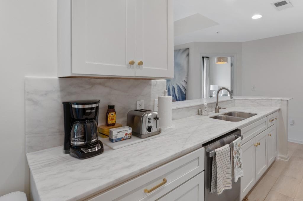 2 bedroom, 2 bathroom, 1,233 sq ft condominium for sale at 3040 Peachtree Road 211, Atlanta, GA 30305 — photo 8