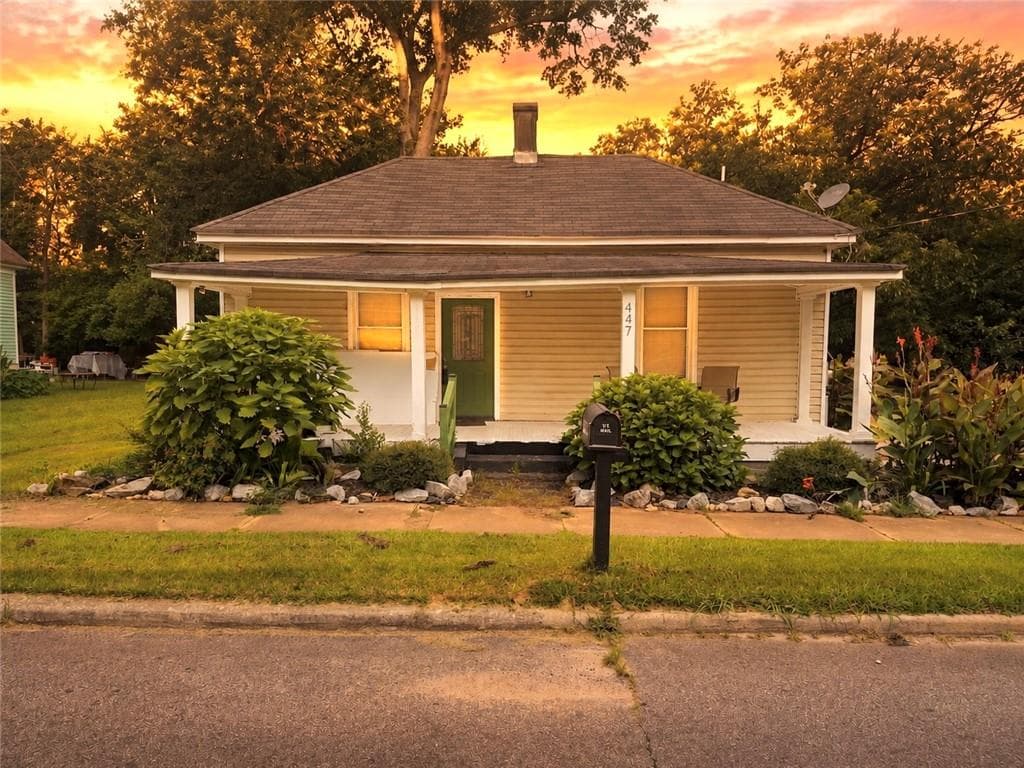 2 bedroom, 1 bathroom, 960 sq ft single family residence for sale at 447 N 9th Street, Griffin, GA 30223 — photo 2