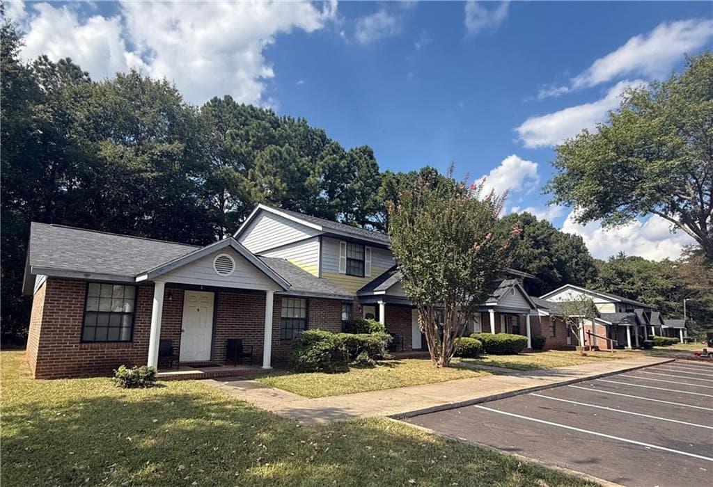 2 bedroom, 2 bathroom, 1,000 sq ft townhouse for rent at 4 Eastview Circle 4, Greensboro, GA 30642 for $1,295 a month — photo 1 of 18