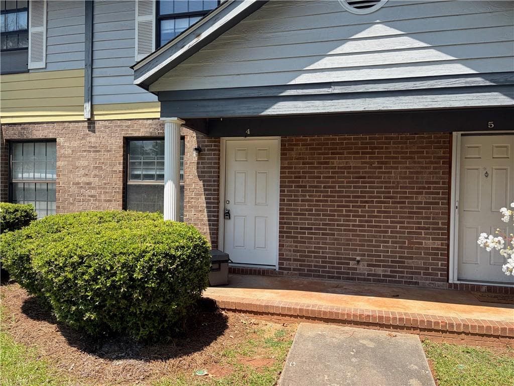 2 bedroom, 2 bathroom, 1,000 sq ft townhouse for rent at 4 Eastview Circle 4, Greensboro, GA 30642 for $1,295 a month — photo 2