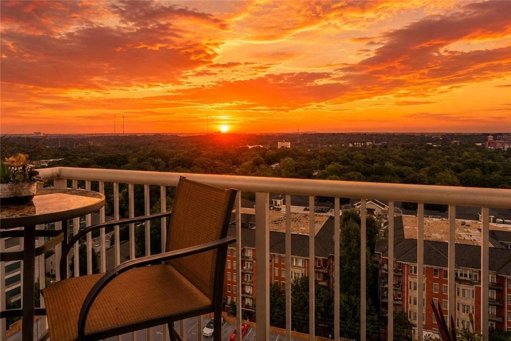 2 bedroom, 2 bathroom, 1,204 sq ft condominium under contract at 855 Peachtree Street 1513, Atlanta, GA 30308 — photo 2