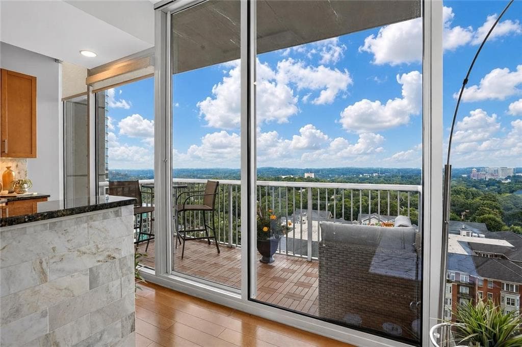 2 bedroom, 2 bathroom, 1,204 sq ft condominium under contract at 855 Peachtree Street 1513, Atlanta, GA 30308 — photo 5