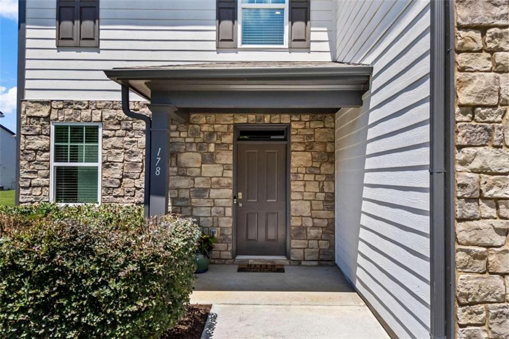 4 bedroom, 3 bathroom, 2,115 sq ft single family residence for sale at 178 Starbuck Parkway, Pendergrass, GA 30567 — photo 2