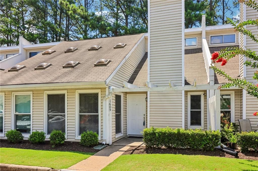 3 bedroom, 2 bathroom, 1,241 sq ft condominium for sale at 1605 Homestead Trail, Alpharetta, GA 30004 — photo 1 of 26