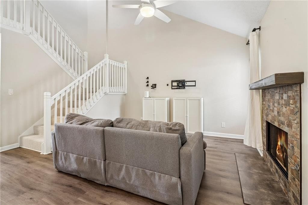 3 bedroom, 2 bathroom, 1,241 sq ft condominium for sale at 1605 Homestead Trail, Alpharetta, GA 30004 — photo 2
