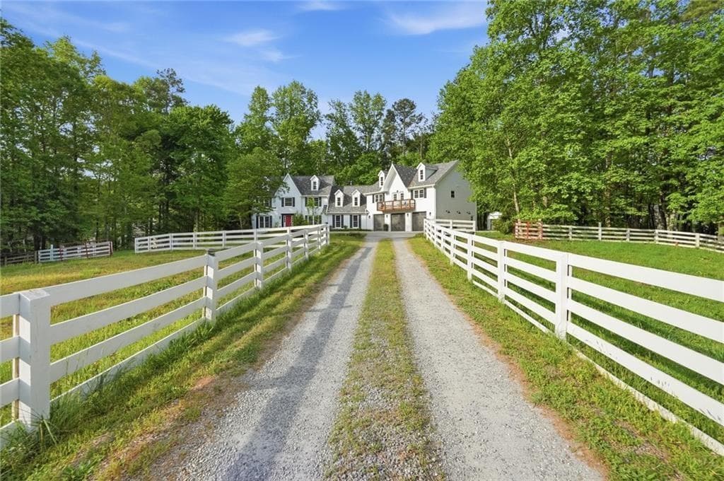 5 bedroom, 4 bathroom, 4,185 sq ft single family residence for rent at 13770 Birmingham Highway, Milton, GA 30004 for $6,000 a month — photo 3
