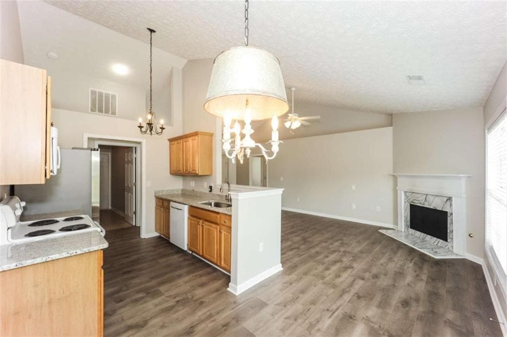 3 bedroom, 3 bathroom, 1,645 sq ft single family residence for sale at 413 Baldwin Court, Newnan, GA 30263 — photo 8