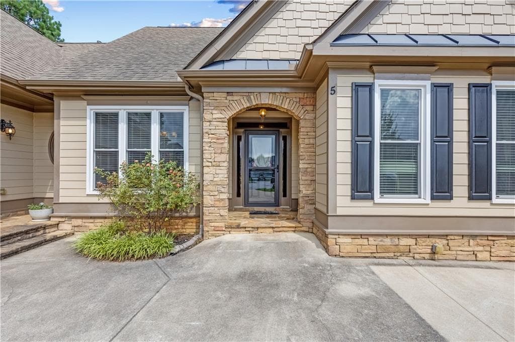 6 bedroom, 3 bathroom, 4,402 sq ft single family residence for sale at 5 Eastview Court, Cartersville, GA 30120 — photo 2