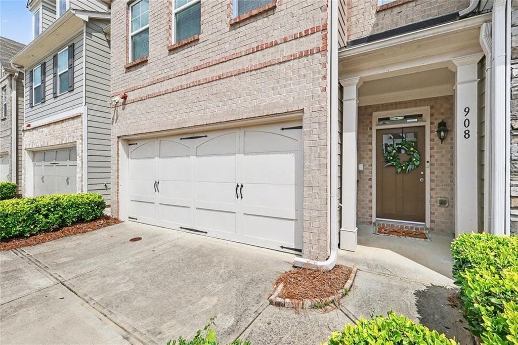 3 bedroom, 3 bathroom, 1,950 sq ft townhouse under contract at 908 Arbor Crowne Drive, Lawrenceville, GA 30045 — photo 2