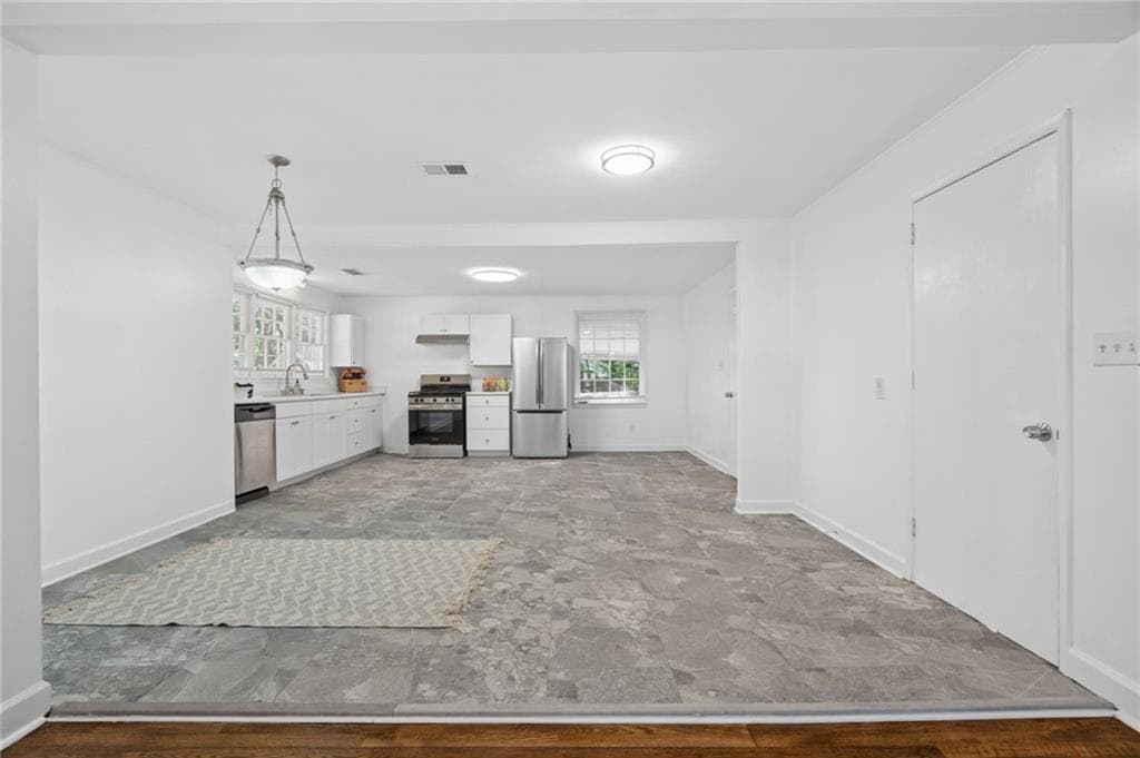 4 bedroom, 2 bathroom, 2,066 sq ft single family residence under contract at 2546 Walton Way, Marietta, GA 30060 — photo 10