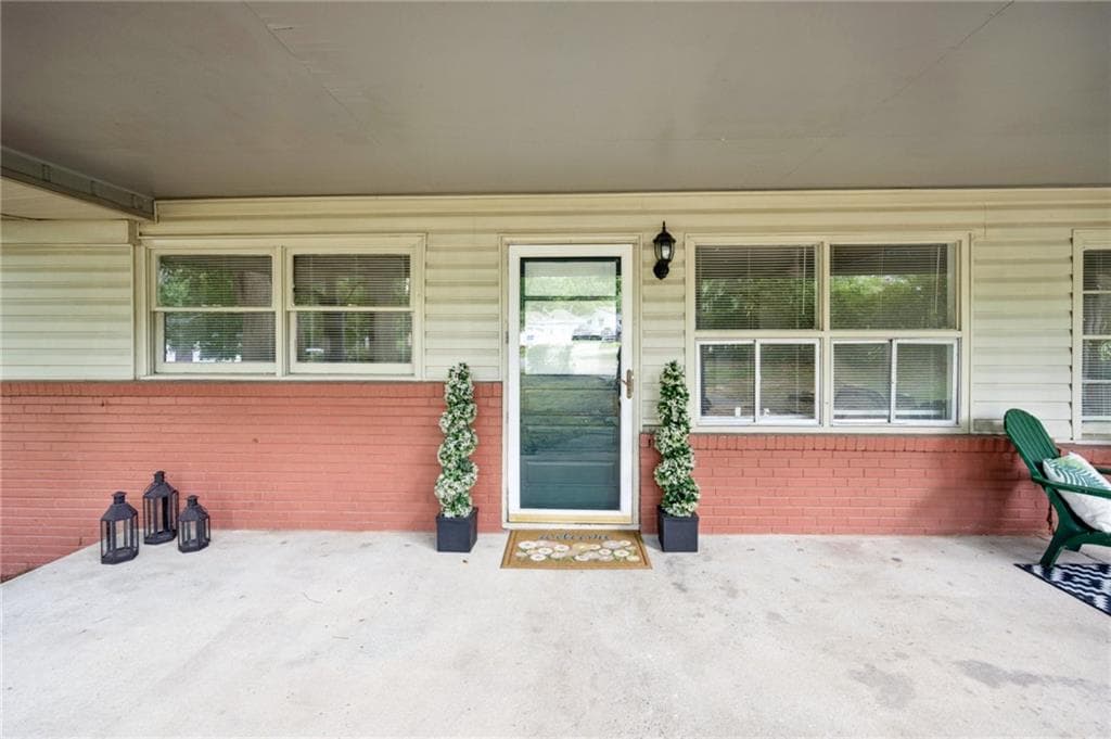 4 bedroom, 2 bathroom, 2,066 sq ft single family residence under contract at 2546 Walton Way, Marietta, GA 30060 — photo 3