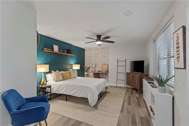 1 bedroom, 1 bathroom, 387 sq ft condominium for sale at 300 W Peachtree Street 3M, Atlanta, GA 30308 — photo 1 of 27
