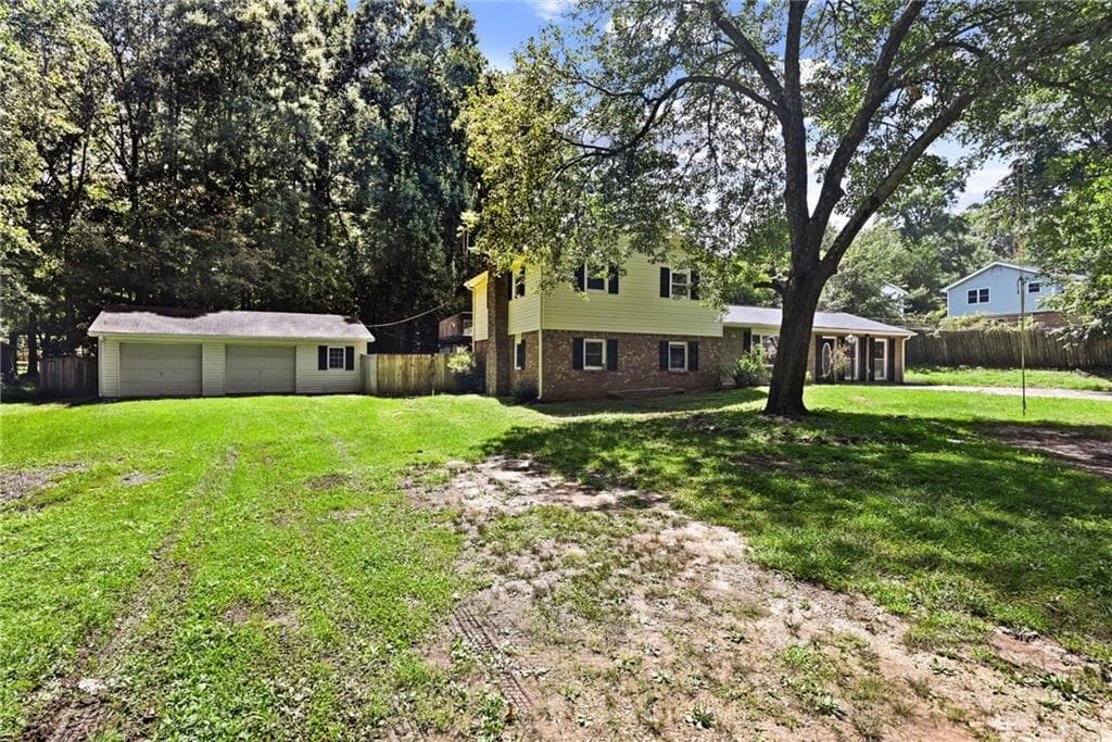 4 bedroom, 2 bathroom, 2,256 sq ft single family residence under contract at 2933 E Howell Drive, Lawrenceville, GA 30044 — photo 2