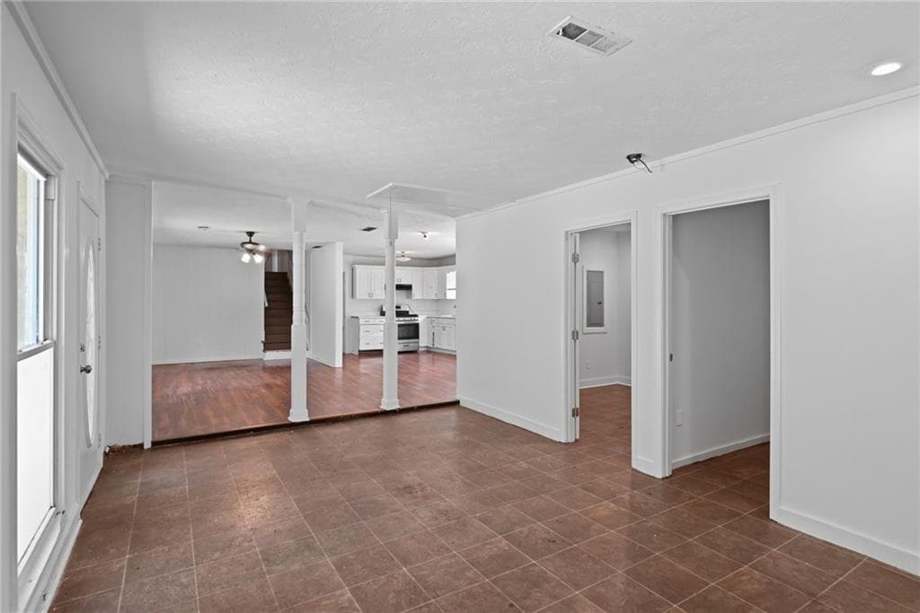 4 bedroom, 2 bathroom, 2,256 sq ft single family residence under contract at 2933 E Howell Drive, Lawrenceville, GA 30044 — photo 3