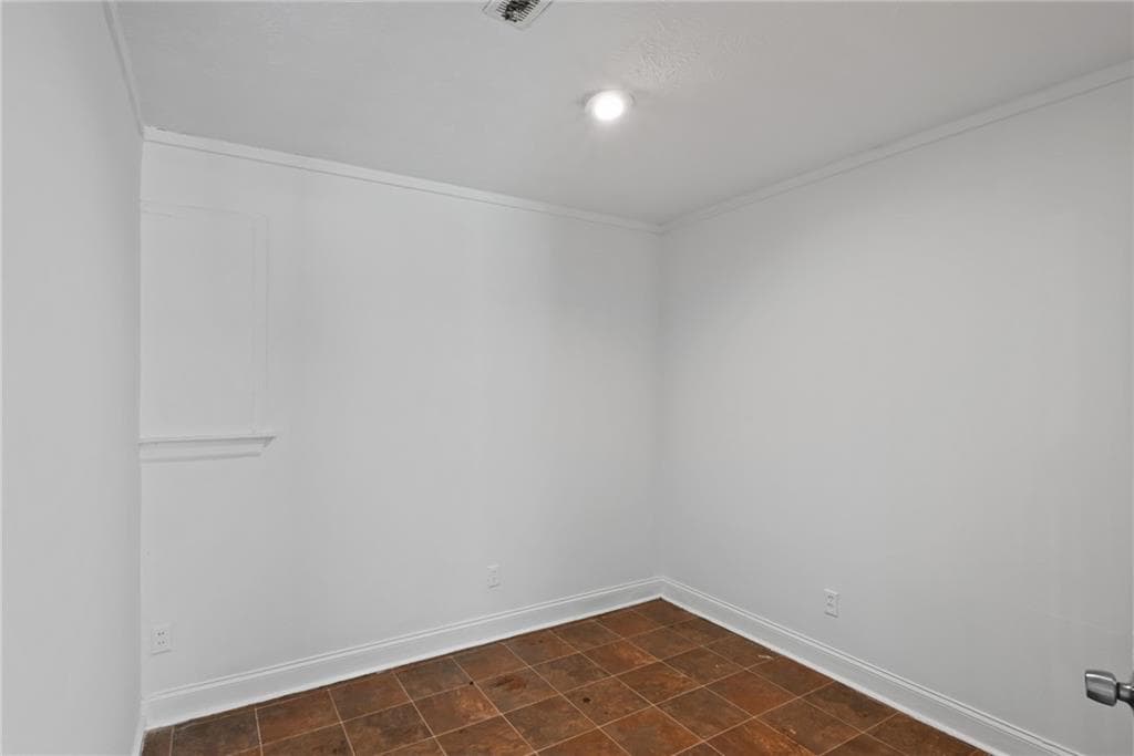 4 bedroom, 2 bathroom, 2,256 sq ft single family residence under contract at 2933 E Howell Drive, Lawrenceville, GA 30044 — photo 4