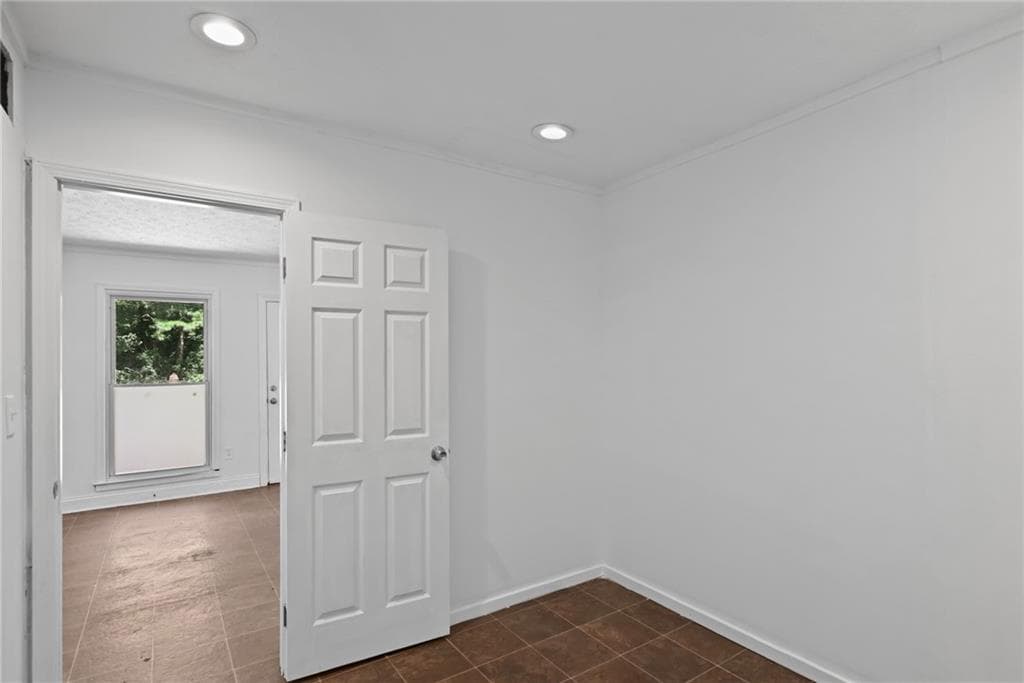 4 bedroom, 2 bathroom, 2,256 sq ft single family residence under contract at 2933 E Howell Drive, Lawrenceville, GA 30044 — photo 5