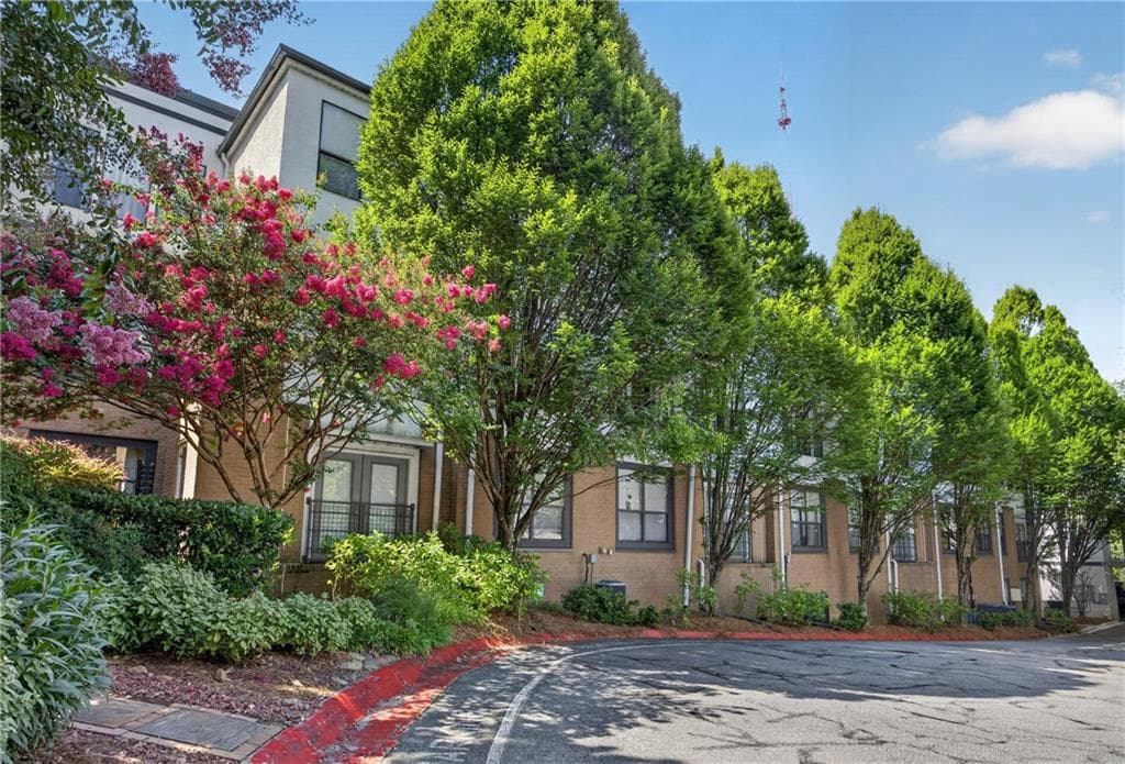 2 bedroom, 1 bathroom, 895 sq ft condominium for sale at 821 Ralph Mcgill Boulevard 3137, Atlanta, GA 30306 — photo 2