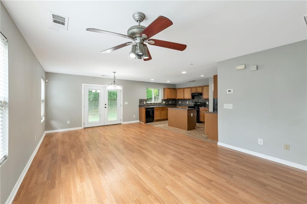 3 bedroom, 3 bathroom, 1,633 sq ft single family residence under contract at 172 Nacoochee Way, Canton, GA 30114 — photo 4