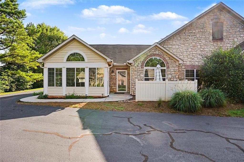2 bedroom, 2 bathroom, 1,895 sq ft condominium for sale at 416 Kenley Court, Mcdonough, GA 30253 — photo 2