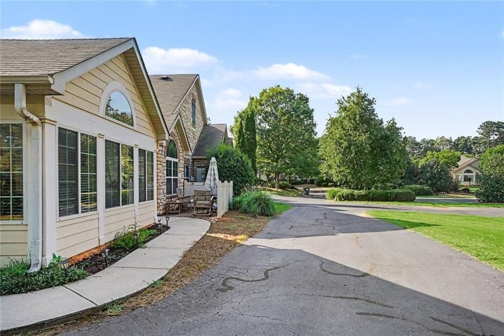 2 bedroom, 2 bathroom, 1,895 sq ft condominium for sale at 416 Kenley Court, Mcdonough, GA 30253 — photo 4