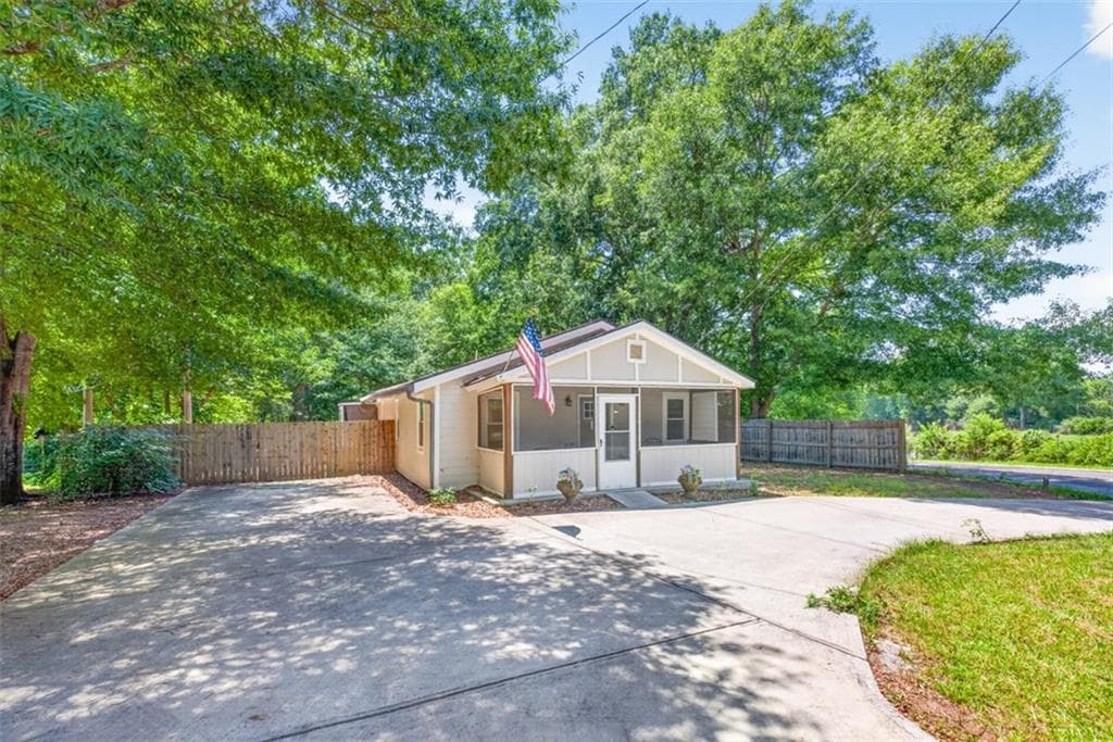 3 bedroom, 2 bathroom, 1,276 sq ft single family residence for sale at 421 Maple Lane, Monroe, GA 30655 — photo 1 of 37