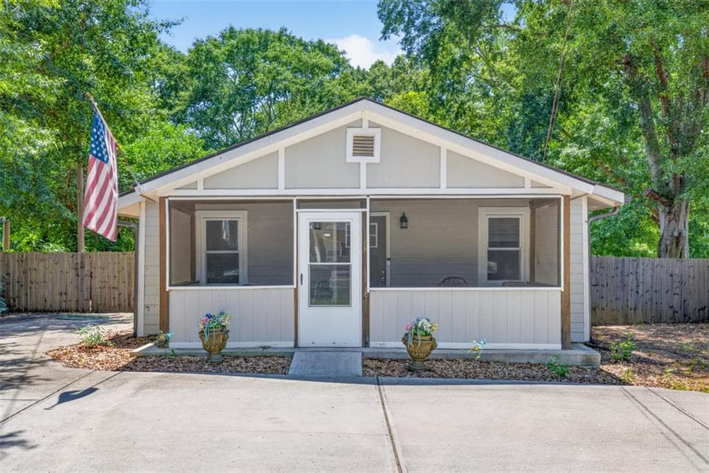3 bedroom, 2 bathroom, 1,276 sq ft single family residence for sale at 421 Maple Lane, Monroe, GA 30655 — photo 2